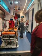 dzieci oglądają wnętrze karetki pogotowia